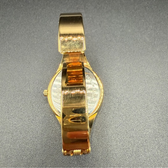 Vintage Avon Bold Cuff Black with Gold-Trimmed Wristwatch - Working - Picture 16 of 17